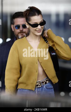 Bella Hadid vu quitter son hôtel à Paris, France, le 18 septembre 2018 (photo de Mehdi Taamallah/NurPhoto) Banque D'Images