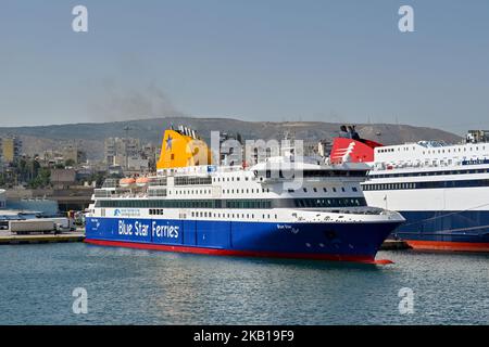 Pirée, Athènes, Grèce - juin 2022 : ferry exploité par Blue Star Ferries amarré dans le port du Pirée Banque D'Images