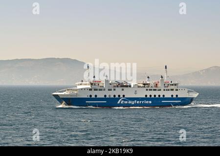 Pirée, Athènes, Grèce - juin 2022 : ferry pour voitures exploité par 2way ferries naviguant au large de la côte d'Athènes Banque D'Images