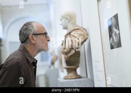 Le photographe espagnol Javier Vallhonrat assiste à la présentation de l'exposition "douze photographes" au Musée du Prado à Madrid, Espagne, 20 septembre 2018. A l'occasion du Bicentenaire du Musée du Prado, la Fondation Amigos del Museo del Prado (Fondation des amis du Musée du Prado) a invité douze photographes contemporains à travailler avec des œuvres exposées au musée. Le résultat est vingt-quatre photos de la collection qui raconte le point de vue des photographes sur certaines des pièces précieuses par le Musée du Prado. L'événement se tiendra du 21 septembre 2018 au 13 janvier 2019 (photo par Banque D'Images