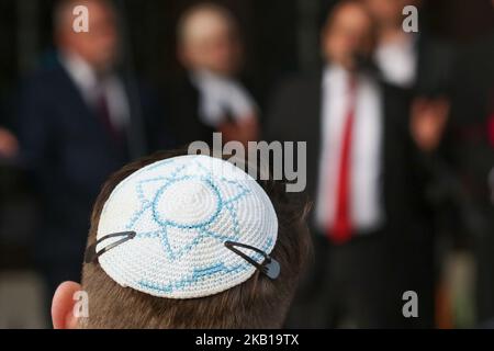 Un homme portant un kippah est vu à Gdansk, en Pologne, le 20 septembre 2018, des personnes se sont rassemblées devant la Synagogue de Gdansk pour protester contre la brisant le verre avec une pierre dans la fenêtre de la synagogue pendant l'hier Yom Kippour . L'attaque contre la synagogue a été faite par un auteur inconnu qui est maintenant recherché par la police. (Photo de Michal Fludra/NurPhoto) Banque D'Images