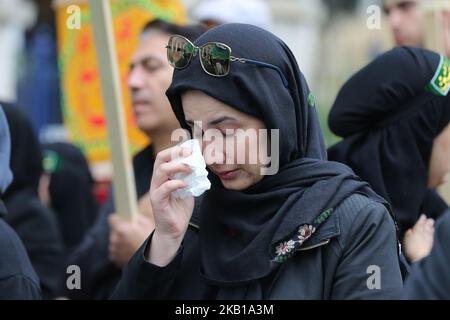 Une femme qui pleure en tant que mouneurs musulmans chiites participe à une procession muharram à Toronto, Ontario, Canada, on 20 septembre 2018. Des centaines de musulmans chiites sont descendus dans la rue pour commémorer la mort du troisième Imam, Hussein, tué avec 72 de ses camarades dans une bataille contre l'armée du calife du septième siècle Yazid. En accord avec la nature militaire de ces processions d'Ahura, les bourneurs simulent l'auto-flagellation et la livre sur leurs coffres à la bosse d'un tambour de basse et le crépitement d'un snare. (Photo de Creative Touch Imaging Ltd./NurPhoto) Banque D'Images