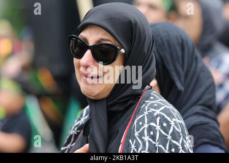 Une femme qui pleure en tant que mouneurs musulmans chiites participe à une procession muharram à Toronto, Ontario, Canada, on 20 septembre 2018. Des centaines de musulmans chiites sont descendus dans la rue pour commémorer la mort du troisième Imam, Hussein, tué avec 72 de ses camarades dans une bataille contre l'armée du calife du septième siècle Yazid. En accord avec la nature militaire de ces processions d'Ahura, les bourneurs simulent l'auto-flagellation et la livre sur leurs coffres à la bosse d'un tambour de basse et le crépitement d'un snare. (Photo de Creative Touch Imaging Ltd./NurPhoto) Banque D'Images