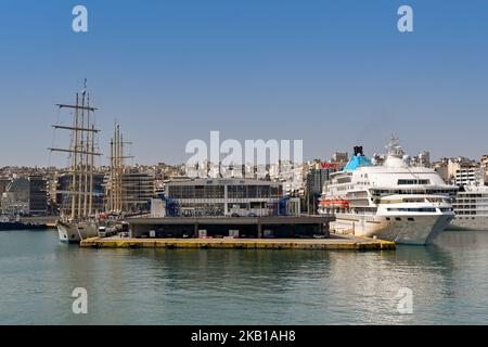 Pirée, Athènes, Grèce - juin 2022 : bateau de croisière Celestyal et voilier à haute vitesse amarrés à l'un des terminaux de croisière du port du Pirée. Banque D'Images