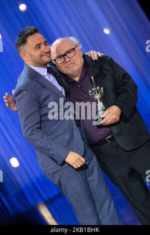 L'acteur Danny DeVito (R) reçoit du réalisateur Juan Antonio Bayona (L) le Prix Donostia reçoit le Prix Donostia lors du Festival international du film de San Sebastian sur 22 septembre 2018 en 66th à San Sebastian, en Espagne. (Photo de Manuel Romano/NurPhoto) Banque D'Images