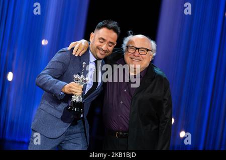 L'acteur Danny DeVito (R) reçoit du réalisateur Juan Antonio Bayona (L) le Prix Donostia reçoit le Prix Donostia lors du Festival international du film de San Sebastian sur 22 septembre 2018 en 66th à San Sebastian, en Espagne. (Photo de Manuel Romano/NurPhoto) Banque D'Images