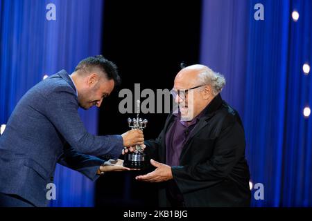 L'acteur Danny DeVito (R) reçoit du réalisateur Juan Antonio Bayona (L) le Prix Donostia reçoit le Prix Donostia lors du Festival international du film de San Sebastian sur 22 septembre 2018 en 66th à San Sebastian, en Espagne. (Photo de Manuel Romano/NurPhoto) Banque D'Images