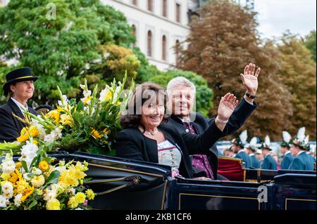 Maire de Munich, Dieter Reiter, participants à la parade de l'Oktoberfest des costumes des associations folkloriques et artisanales le deuxième jour du festival de la bière de l'Oktoberfest 2018 sur 23 septembre 2018 à Munich, en Allemagne. L'Oktoberfest de cette année est organisé par 7 octobre et est le plus grand festival de la bière au monde. L'Oktoberfest attire généralement plus de six millions de visiteurs. (Photo par Romy Arroyo Fernandez/NurPhoto) Banque D'Images