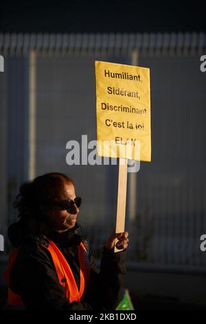 Une femme en fauteuil roulant tient une pancarte portant la mention « humiliante, stupéfiante, discriminante : la loi ELAN de l'IR ». Les personnes handicapées de l'organisation sociale Handi'social ont bloqué les usines de béton et les matériaux de construction pour les maisons de Toulouse. Elles protestent contre la loi ELAN proposée par le gouvernement Macron. L'article 18 précise que les nouveaux housig doivent avoir 10% des appartements doivent être accessibles aux personnes handicapées. Avant il était 100% le vote de la loi ELAN. Sur 25 septembre 2018 à Toulouse, France. (Photo d'Alain Pitton/NurPhoto) Banque D'Images