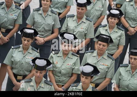 Les policiers de la Garde civile espagnole gardent la garde pendant les événements commémoratifs qui ont eu lieu à l'occasion du 30th anniversaire de l'admission des femmes dans le corps de la Garde civile et du 25th anniversaire de la première entrée d'une femme dans l'Académie militaire de l'Armée en tant qu'officier, Au siège de la Garde civile à Madrid, Espagne, 26 septembre 2018. (Photo par Oscar Gonzalez/NurPhoto) Banque D'Images