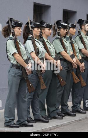 Les policiers de la Garde civile espagnole gardent la garde pendant les événements commémoratifs qui ont eu lieu à l'occasion du 30th anniversaire de l'admission des femmes dans le corps de la Garde civile et du 25th anniversaire de la première entrée d'une femme dans l'Académie militaire de l'Armée en tant qu'officier, Au siège de la Garde civile à Madrid, Espagne, 26 septembre 2018. (Photo par Oscar Gonzalez/NurPhoto) Banque D'Images