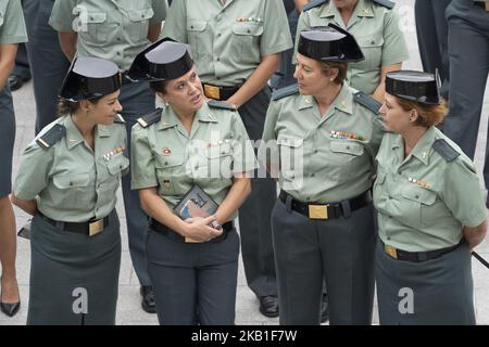 Les policiers de la Garde civile espagnole gardent la garde pendant les événements commémoratifs qui ont eu lieu à l'occasion du 30th anniversaire de l'admission des femmes dans le corps de la Garde civile et du 25th anniversaire de la première entrée d'une femme dans l'Académie militaire de l'Armée en tant qu'officier, Au siège de la Garde civile à Madrid, Espagne, 26 septembre 2018. (Photo par Oscar Gonzalez/NurPhoto) Banque D'Images