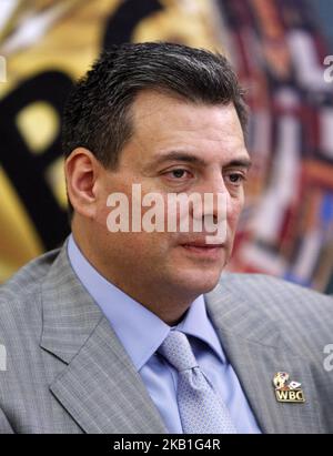 Mauricio Sulaiman, président du WBC, s'exprime lors d'une conférence de presse avec le maire de Kiev et l'ancien champion de boxe poids lourd Vitali Klitschko (non vu) à Kiev, Ukraine, le 27 septembre 2018, en prévision de la Convention 56th du WBC (Conseil mondial de boxe), Qui se tiendra à Kiev de 30 septembre à 05 octobre, avec un participant des légendes de boxe Lennox Lewis, Evander Holyfield, Eric Morales, Alexander Usik, et environ 700 participants du congrès de 160 pays. (Photo de NurPhoto) Banque D'Images