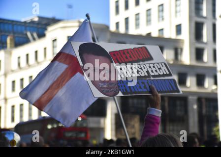 Les partisans de Tommy Robinson, le vrai nom Stephen Yaxley-Lennon, figure d'extrême droite, portent des plaques et des drapeaux à vagues devant le tribunal pénal central de Londres, Old Bailey, après l'ajournement de son affaire, Londres on 27 septembre 2018. L'ancien chef de la Ligue de défense anglaise et membre du Parti national britannique fait face à un nouveau procès pour outrage. (Photo par Alberto Pezzali/NurPhoto) Banque D'Images