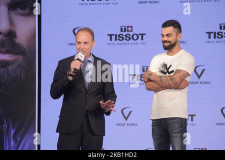 (G-D) Olivier Cosandier Vice-président des ventes Tissot au Swatch Group et Vilat Kolhi un joueur international de cricket indien qui est actuellement responsable de l'équipe nationale indienne lors du dévoilement de leur édition spéciale Tissot CHRONO XL Classic à l'hôtel Taj Land se termine à Mumbai sur 26 septembre 2018. Le Tissot Chrono XL Classic édité spécialement pour Virent Kohli incarne un ensemble unique de personnalisations qui personnifie Tissot Ambassador. Connue sous le nom de Tissot Chrono XL Classic Viré Kohli 2018, la montre arbore son logo bleu marine gravé sur son dos en soie blanche et une lanière en cuir bleu marine pour un look sportif Banque D'Images