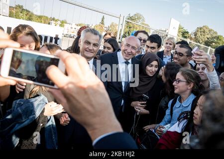 Le ministre de l'intérieur Gérard Collomb pose la pierre angulaire du futur commissariat de police à Bourgoin Jallieu, en France, sur 28 septembre 2018. (Photo de Nicolas Liponne/NurPhoto) Banque D'Images