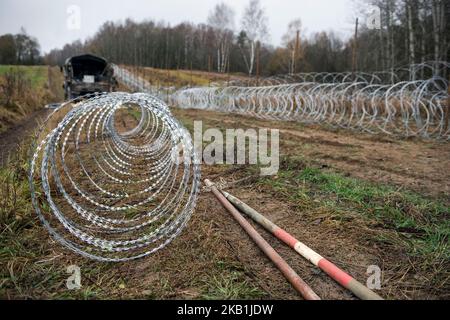 Fil de rasoir spiralé vu à la frontière avec l'exclave russe de Kaliningrad. Le gouvernement polonais a autorisé la construction d'une nouvelle clôture en fil de rasoir le long de la frontière de 210 kilomètres avec l'enclave russe de Kaliningrad. Le ministre de la Défense, Mariusz Blaszczak, a ordonné la construction de la barrière après que les autorités de l'aviation russes ont décidé de lancer des vols au départ du Moyen-Orient et de l'Afrique du Nord vers Kaliningrad. Le gouvernement polonais tente d'éviter une nouvelle crise migratoire semblable à celle de 2021 le long de la frontière avec la Biélorussie. (Photo par Attila Husejnow/SOPA Images/Sipa USA) Banque D'Images