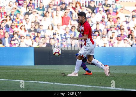 Le milieu de terrain du Club athlétique Dani Garcia (16) et le FC Barcelone ont avancé Luis Suarez (9) lors du match le FC Barcelone contre le Club Athlétique, pour la ronde 7 de la Ligue Santander, joué au Camp Nou le 29th septembre 2018 à Barcelone, Espagne. (Photo de Mikel Trigueros/Urbanandsport/NurPhoto) Banque D'Images