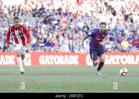 Le FC Barcelone avance Lionel Messi (10) et le milieu de terrain du club d'athlétisme Dani Garcia (16) lors du match le FC Barcelone contre le club d'athlétisme, pour la ronde 7 de la Liga Santander, joué au Camp Nou le 29th septembre 2018 à Barcelone, Espagne. (Photo de Mikel Trigueros/Urbanandsport/NurPhoto) Banque D'Images