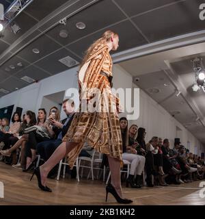 Un modèle présente une création du designer hongrois Kata Szegedi lors DE L'EXPOSITION DE mode elle 2018 le 29 septembre 2018 à la Société Budapest, Hongrie. (Photo de Robert Szaniszló/NurPhoto) Banque D'Images