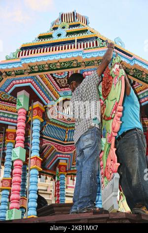 Les travailleurs hindous tamouls construisent un nouveau char en bois à l'extérieur d'un temple hindou en Ontario, au Canada, sur 04 août 2017. Ce grand char en bois orné sera utilisé pour transporter les divinités du temple pendant les festivals spéciaux chaque année. (Photo de Creative Touch Imaging Ltd./NurPhoto) Banque D'Images