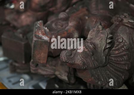 Sculptures décoratives en bois qui attendent d'être apposées sur un nouveau char hindou tamoul en bois à l'extérieur d'un temple hindou en Ontario, au Canada, sur 04 août 2017. Ce grand char en bois orné sera utilisé pour transporter les divinités du temple pendant les festivals spéciaux chaque année. (Photo de Creative Touch Imaging Ltd./NurPhoto) Banque D'Images