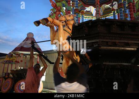 Les travailleurs hindous tamouls installent les chevaux sur un nouveau char en bois à l'extérieur d'un temple hindou en Ontario, au Canada, sur 04 août 2017. Ce grand char en bois orné sera utilisé pour transporter les divinités du temple pendant les festivals spéciaux chaque année. (Photo de Creative Touch Imaging Ltd./NurPhoto) Banque D'Images