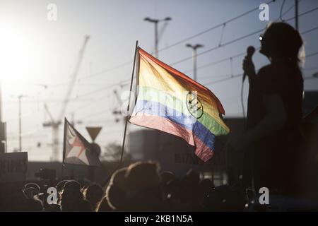 Une femme se tient près d'un drapeau arc-en-ciel d'Antifa lors de la Marche Pro Choice à Varsovie sur 30 septembre 2018. (Photo de Maciej Luczniewski/NurPhoto) Banque D'Images