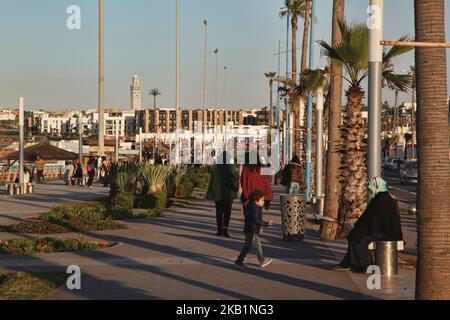 Les gens marchent le long de la Cornouailles à Casablanca, Maroc, Afrique. Le Cornouailles de Casablanca est une belle étendue le long de la côte atlantique. La route de la serpentine est dotée d'une passerelle parallèle pour les piétons et un certain nombre d'hôtels, de restaurants et de boîtes de nuit sont situés le long du Cornish. (Photo de Creative Touch Imaging Ltd./NurPhoto) Banque D'Images