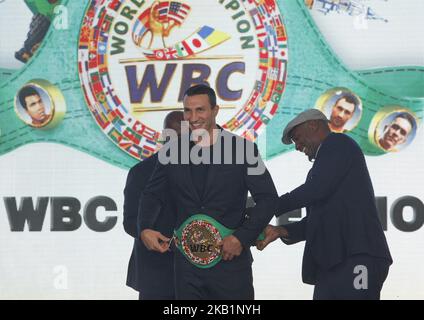 (G-D) ex-champion de boxe du monde Evander Holyfield, le champion ukrainien de boxe poids lourds Vladimir Klitschko et l'ex-champion de boxe Lennox Lewis lors de l'attribution du champion ukrainien de boxe poids lourd Vladimir Klitschko par la ceinture du champion honoraire du monde WBC, lors d'une inauguration officielle du WBC 56th ( Conseil mondial de boxe ) Convention à Kiev, Ukraine, 01 octobre 2018. La convention WBC de 56th a lieu à Kiev, de 30 septembre à 05 octobre. L'événement participe des légendes de boxe Lennox Lewis, Evander Holyfield, Eric Morales, Alexander Usik, Vitali Klitschko et environ 700 congr Banque D'Images