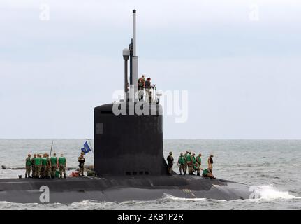 1 octobre 2018 - Cap Canaveral, Floride, États-Unis - des membres de l'équipage sont vus sur l'USS Indiana, un sous-marin d'attaque rapide de classe Virginia de la marine des États-Unis à propulsion nucléaire, alors qu'il quitte Port Canaveral en Floride sur 1 octobre 2018, lors de son premier voyage en tant que sous-marin commandé. L'USS Indiana, d'une longueur de près de 380 mètres, a été commandé lors d'une cérémonie à Port Canaveral sur 29 septembre 2018 et est le sous-marin d'attaque rapide de la classe Virginia 16th de la Marine. (Photo de Paul Hennessy/NurPhoto) Banque D'Images