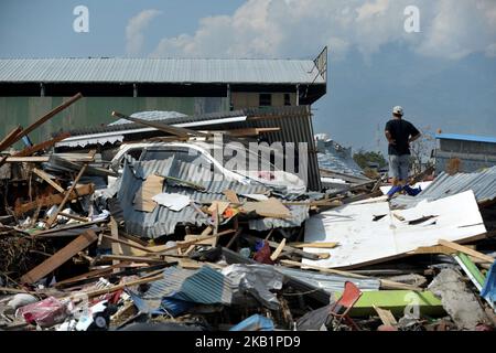 Les résidents de Palu recherchent des familles dans les ruines d'une maison qui s'est effondrée lors du récent tremblement de terre et du tsunami, près de la plage de Taliise à Palu, Sulawesi central, Indonésie, octobre 2,2018. Selon les rapports, au moins 844 personnes ont perdu la vie à la suite d'une série de tremblements de terre puissants qui ont frappé le centre de Sulawesi le 28 septembre 2018 et qui ont déclenché un tsunami. (Photo de Dasril Roszandi/NurPhoto) Banque D'Images