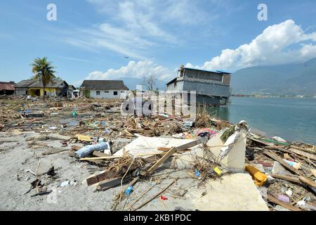 Les résidents de Palu recherchent des familles dans les ruines d'une maison qui s'est effondrée lors du récent tremblement de terre et du tsunami, près de la plage de Taliise à Palu, Sulawesi central, Indonésie, octobre 2,2018. Selon les rapports, au moins 844 personnes ont perdu la vie à la suite d'une série de tremblements de terre puissants qui ont frappé le centre de Sulawesi le 28 septembre 2018 et qui ont déclenché un tsunami. (Photo de Dasril Roszandi/NurPhoto) Banque D'Images