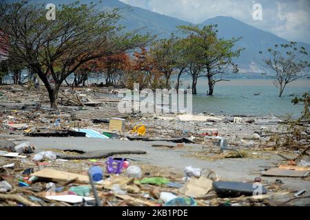 Les résidents de Palu recherchent des familles dans les ruines d'une maison qui s'est effondrée lors du récent tremblement de terre et du tsunami, près de la plage de Taliise à Palu, Sulawesi central, Indonésie, octobre 2,2018. Selon les rapports, au moins 844 personnes ont perdu la vie à la suite d'une série de tremblements de terre puissants qui ont frappé le centre de Sulawesi le 28 septembre 2018 et qui ont déclenché un tsunami. (Photo de Dasril Roszandi/NurPhoto) Banque D'Images