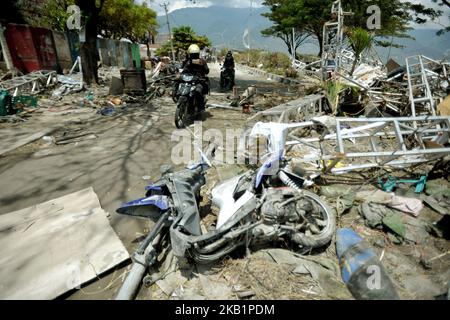 Les résidents de Palu recherchent des familles dans les ruines d'une maison qui s'est effondrée lors du récent tremblement de terre et du tsunami, près de la plage de Taliise à Palu, Sulawesi central, Indonésie, octobre 2,2018. Selon les rapports, au moins 844 personnes ont perdu la vie à la suite d'une série de tremblements de terre puissants qui ont frappé le centre de Sulawesi le 28 septembre 2018 et qui ont déclenché un tsunami. (Photo de Dasril Roszandi/NurPhoto) Banque D'Images