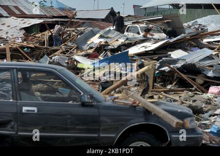 Les résidents de Palu recherchent des familles dans les ruines d'une maison qui s'est effondrée lors du récent tremblement de terre et du tsunami, près de la plage de Taliise à Palu, Sulawesi central, Indonésie, octobre 2,2018. Selon les rapports, au moins 844 personnes ont perdu la vie à la suite d'une série de tremblements de terre puissants qui ont frappé le centre de Sulawesi le 28 septembre 2018 et qui ont déclenché un tsunami. (Photo de Dasril Roszandi/NurPhoto) Banque D'Images