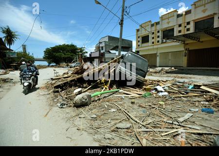 Les résidents de Palu recherchent des familles dans les ruines d'une maison qui s'est effondrée lors du récent tremblement de terre et du tsunami, près de la plage de Taliise à Palu, Sulawesi central, Indonésie, le 2,2018 octobre. Selon les rapports, au moins 844 personnes ont perdu la vie à la suite d'une série de tremblements de terre puissants qui ont frappé le centre de Sulawesi le 28 septembre 2018 et qui ont déclenché un tsunami. (Photo de Dasril Roszandi/NurPhoto) Banque D'Images