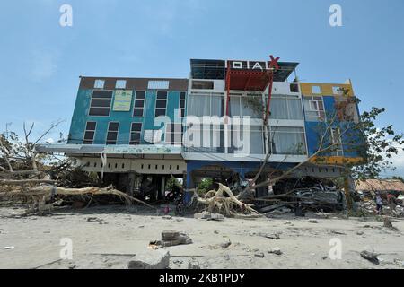 Les résidents de Palu recherchent des familles dans les ruines d'une maison qui s'est effondrée lors du récent tremblement de terre et du tsunami, près de la plage de Taliise à Palu, Sulawesi central, Indonésie, octobre 2,2018. Selon les rapports, au moins 844 personnes ont perdu la vie à la suite d'une série de tremblements de terre puissants qui ont frappé le centre de Sulawesi le 28 septembre 2018 et qui ont déclenché un tsunami. (Photo de Dasril Roszandi/NurPhoto) Banque D'Images