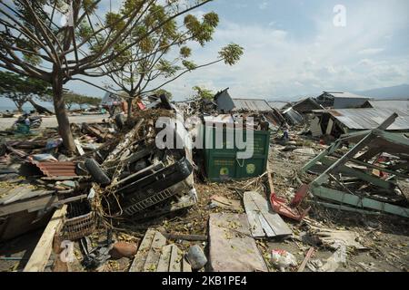 Les résidents de Palu recherchent des familles dans les ruines d'une maison qui s'est effondrée lors du récent tremblement de terre et du tsunami, près de la plage de Taliise à Palu, Sulawesi central, Indonésie, octobre 2,2018. Selon les rapports, au moins 844 personnes ont perdu la vie à la suite d'une série de tremblements de terre puissants qui ont frappé le centre de Sulawesi le 28 septembre 2018 et qui ont déclenché un tsunami. (Photo de Dasril Roszandi/NurPhoto) Banque D'Images