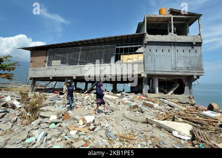 Les résidents de Palu recherchent des familles dans les ruines d'une maison qui s'est effondrée lors du récent tremblement de terre et du tsunami, près de la plage de Taliise à Palu, Sulawesi central, Indonésie, 2 octobre 2018. Selon les rapports, au moins 844 personnes ont perdu la vie à la suite d'une série de tremblements de terre puissants qui ont frappé le centre de Sulawesi le 28 septembre 2018 et qui ont déclenché un tsunami. (Photo de Dasril Roszandi/NurPhoto) Banque D'Images