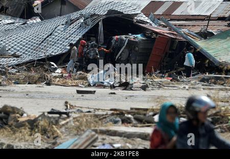 Les résidents de Palu recherchent des familles dans les ruines d'une maison qui s'est effondrée lors du récent tremblement de terre et du tsunami, près de la plage de Taliise à Palu, Sulawesi central, Indonésie, octobre 2,2018. Selon les rapports, au moins 844 personnes ont perdu la vie à la suite d'une série de tremblements de terre puissants qui ont frappé le centre de Sulawesi le 28 septembre 2018 et qui ont déclenché un tsunami. (Photo de Dasril Roszandi/NurPhoto) Banque D'Images