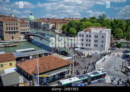 Venise, Italie - 10 mai 2019: Piazzale Roma transports en commun à Venise, tram et gare routière, avec Ponte della Costituzione sur le Grand Canal, ceci Banque D'Images