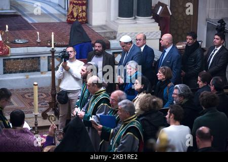 Marek Halter, auteur français et militant des droits de l'homme, 2nd L), et Hassen Chalghoumi (3rd L), imam de la mosquée municipale de Drancy, participent à un service religieux dans la cathédrale arménienne de Paris, Saint Jean-Baptiste, sur 2 octobre 2018, en l'honneur du chanteur franco-arménien Charles Aznavour. Le légendaire chanteur français Charles Aznavour est décédé à l'âge de 94 ans, sur 1 octobre 2018. L'auteur-compositeur, qui venait de rentrer d'une tournée de concerts au Japon le mois dernier, est décédé dans sa maison d'Alpilles, dans le sud-est de la France. (Photo de Michel Stoupak/NurPhoto) Banque D'Images