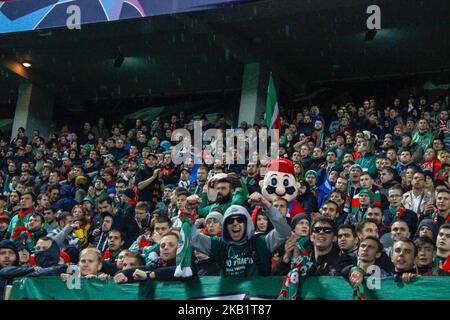 Fans de Lokomotiv Moscou pendant le match de groupe D de la Ligue des champions de l'UEFA entre le FC Lokomotiv Moscou et le FC Schalke 04 au stade Lokomotiv sur 3 octobre 2018 à Moscou, en Russie. (Photo par Alex Cavendish/NurPhoto) Banque D'Images