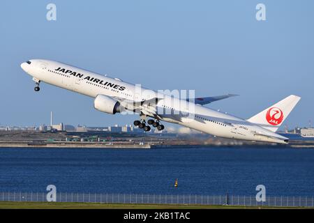 Tokyo, Japon - 18 avril 2021 : décollage de Boeing B777-300ER (JA740J) de Japan Airlines à l'aéroport international de Tokyo. Banque D'Images