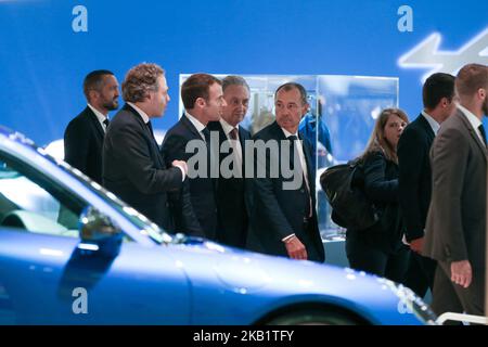 Le président français Emmanuel Macron (C), flanqué du chef du lobby français de l'industrie automobile PFA Luc Chatel (L), visite le salon de l'auto de Paris à Paris, en France, sur 3 octobre 2018. De 4 octobre - 14 octobre, le célèbre salon de l'automobile présentera les nouvelles voitures et les produits des principaux constructeurs automobiles. (Photo de Michel Stoupak/NurPhoto) Banque D'Images