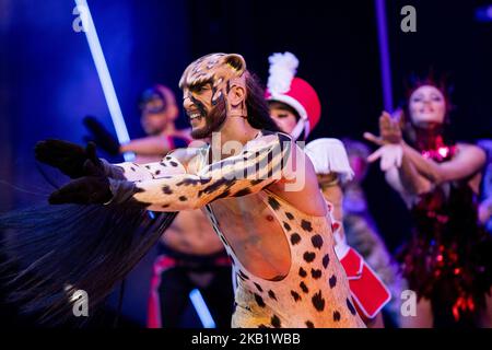 Des artistes se produisent lors de l'avant-première d'un GRAND spectacle VIVANT au Friedrichstadt Palast à Berlin, en Allemagne, sur 4 octobre 2018. Le spectacle aura sa première sur 11 octobre 2018. (Photo par Emmanuele Contini/NurPhoto) Banque D'Images