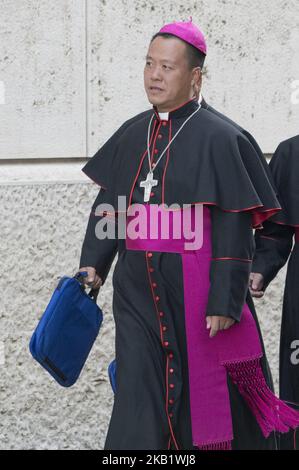 Mgr Guo Jincai rejoint le synode du Vatican. Pour la première fois, des évêques chinois rejoignent un synode. Mgr Guo Jincai a été ordonné évêque (sans mandat papal) le 20 novembre 2010. À l'époque, certains évêques en communion avec le Pape ont été contraints de participer à son ordination. Il est également le secrétaire général du Conseil des évêques chinois, un organe non reconnu par le Saint-Siège. (Photo de Massimo Valicchia/NurPhoto) Banque D'Images