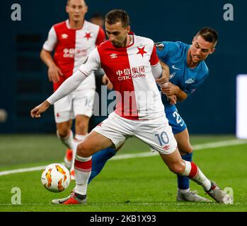 Robert Mak (R) du FC Zenit Saint-Pétersbourg et Josef Husbauer de SK Slavia Prague vie pour le match du groupe C de la Ligue Europa de l'UEFA entre le FC Zenit Saint-Pétersbourg et le SK Sparta Prague au stade Saint-Pétersbourg de 4 octobre 2018 à Saint-Pétersbourg, en Russie. (Photo de Mike Kireev/NurPhoto) Banque D'Images