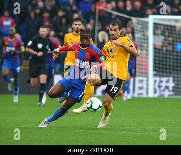 Wolverhampton Wanderers Jonny détient le Wilfried Zaha du Crystal Palace lors de la première ligue entre Crystal Palace et Wolverhampton Wanderers au stade Selhurst Park à Londres, Angleterre sur 6 octobre 2018. (Photo par action Foto Sport/NurPhoto) Banque D'Images